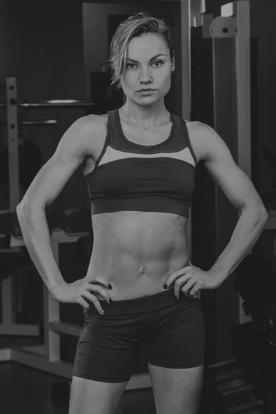 Sportovní blondýna. Krásná silná holka. Bodyfitness, fitness žen. Žena, která dělá cvičení v tělocvičně. Krása, zdraví a sport. Kulturista mladé dospělé sexy holka — Stock fotografie