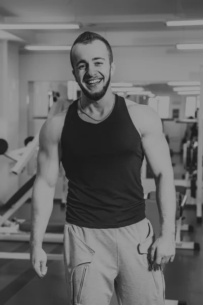 Handsome athletic man posing to the camera — Stock Photo, Image