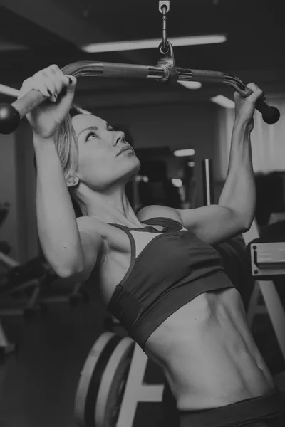 Flicka pumpar de stora muskelgrupper i gymmet. Styrketräning. Kvinnliga fitness. Stark Tjej. — Stockfoto