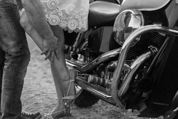 Mutlu çifte bir motosiklet üzerinde seyahat.