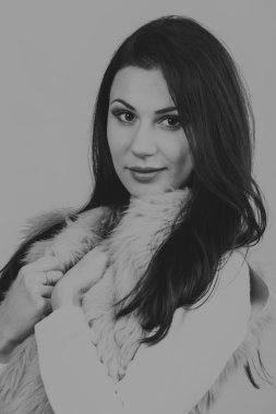 Seksi esmer beyaz zemin üzerinde. Profesyonel makyaj. Moda dergileri, afiş ve Web siteleri için fotoğraf.