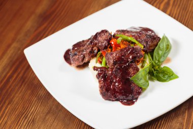 Pişmiş et kiraz domates ve fesleğen sos ile.