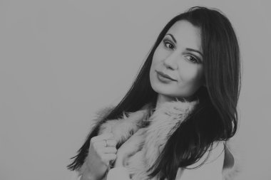 Seksi esmer beyaz zemin üzerinde. Profesyonel makyaj. Moda dergileri, afiş ve Web siteleri için fotoğraf.