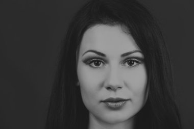 Seksi esmer beyaz zemin üzerinde. Profesyonel makyaj. Moda dergileri, afiş ve Web siteleri için fotoğraf.