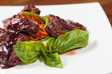 Pişmiş et kiraz domates ve fesleğen sos ile.