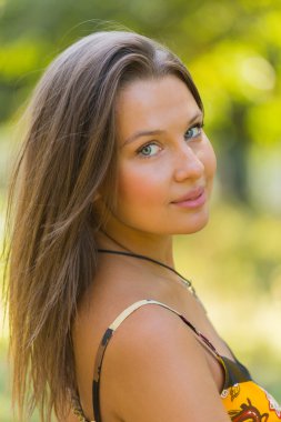 Genç ve çekici kız güzel yaz aylarında güneşli çayırlar orta elbise.