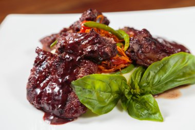 Pişmiş et kiraz domates ve fesleğen sos ile.