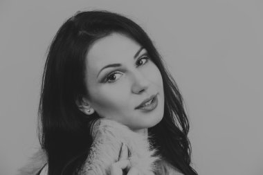 Seksi esmer beyaz zemin üzerinde. Profesyonel makyaj. Moda dergileri, afiş ve Web siteleri için fotoğraf.