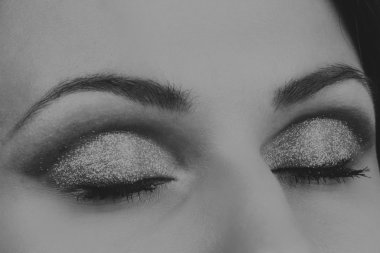 Seksi esmer beyaz zemin üzerinde. Profesyonel makyaj. Moda dergileri, afiş ve Web siteleri için fotoğraf.