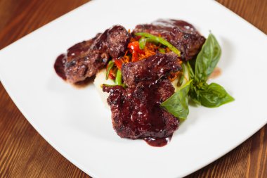 Pişmiş et kiraz domates ve fesleğen sos ile.