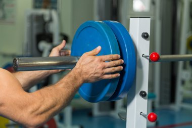 Vücut geliştirme dumbbells ile. Husky büyük bir dumbbell elinde tutar. Spor, vücut geliştirme, sağlıklı yaşam tarzı.