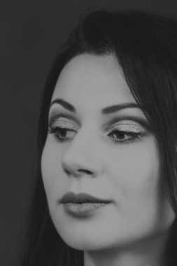 Seksi esmer beyaz zemin üzerinde. Profesyonel makyaj. Moda dergileri, afiş ve Web siteleri için fotoğraf.