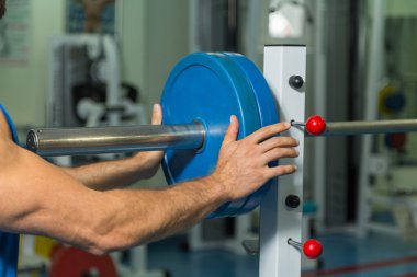 Vücut geliştirme dumbbells ile. Husky büyük bir dumbbell elinde tutar. Spor, vücut geliştirme, sağlıklı yaşam tarzı.