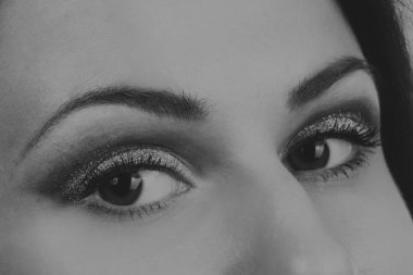 Seksi esmer beyaz zemin üzerinde. Profesyonel makyaj. Moda dergileri, afiş ve Web siteleri için fotoğraf.