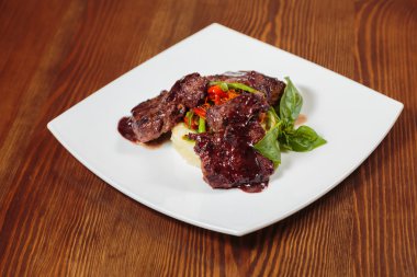 Pişmiş et kiraz domates ve fesleğen sos ile.