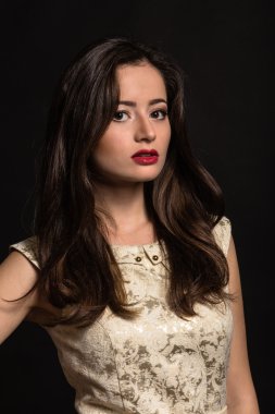 Bir kız güzel romantik görüntüsü. Karanlık bir arka plan üzerinde şık elbiseli güzel esmer.