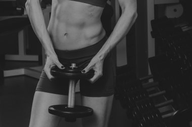 Spor sarışın. Güzel güçlü kız. Bodyfitness, kadın fitness. Kadın spor yapıyor. Güzellik, sağlık ve spor. Vücut geliştirmeci genç yetişkin seksi kız