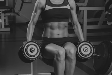 Spor sarışın. Güzel güçlü kız. Bodyfitness, kadın fitness. Kadın spor yapıyor. Güzellik, sağlık ve spor. Vücut geliştirmeci genç yetişkin seksi kız