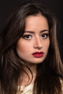 Bir kız güzel romantik görüntüsü. Karanlık bir arka plan üzerinde şık elbiseli güzel esmer.