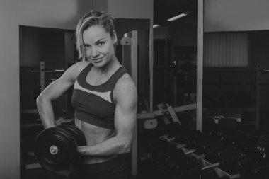 Spor sarışın. Güzel güçlü kız. Bodyfitness, kadın fitness. Kadın spor yapıyor. Güzellik, sağlık ve spor. Vücut geliştirmeci genç yetişkin seksi kız