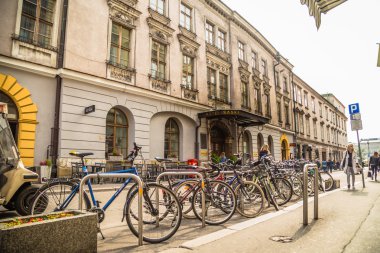 Krakow, Polonya - 28 Eylül 2015: Krakow en çok ziyaret edilen Polonya'da yabancı turistler ve Polonyalılar arasında bir şehirdir.