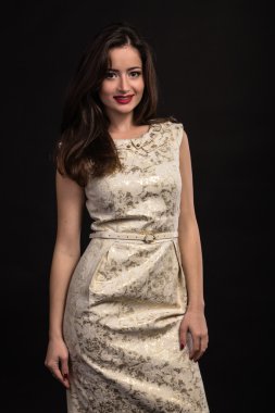 Bir kız güzel romantik görüntüsü. Karanlık bir arka plan üzerinde şık elbiseli güzel esmer.