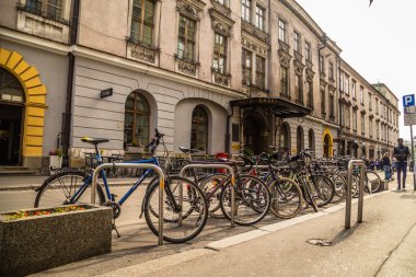 Krakow, Polonya - 28 Eylül 2015: Krakow en çok ziyaret edilen Polonya'da yabancı turistler ve Polonyalılar arasında bir şehirdir.