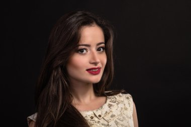 Bir kız güzel romantik görüntüsü. Karanlık bir arka plan üzerinde şık elbiseli güzel esmer.