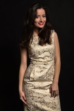 Bir kız güzel romantik görüntüsü. Karanlık bir arka plan üzerinde şık elbiseli güzel esmer.