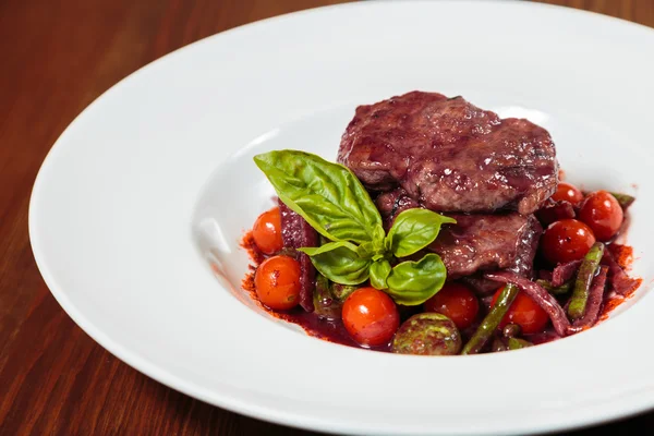 Piatto di carne e verdure splendidamente presentato. Gustoso ragù di carne alla griglia . — Foto Stock