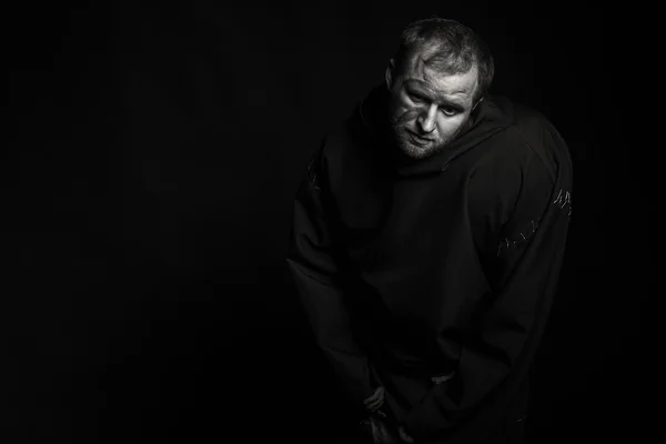 Hermoso y fascinante actor de teatro de juego en cámara. Foto en blanco y negro del actor disfrazado de mendigo sobre un fondo oscuro. Imagen escénica bellamente decorada y maquillaje profesional . — Foto de Stock