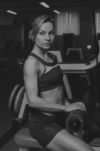 La ragazza pompa i principali gruppi muscolari in palestra. Allenamento di forza. Fitness femminile. Ragazza forte . — Foto Stock