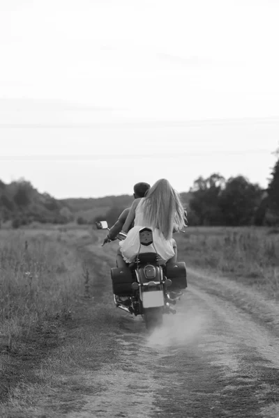 Ευτυχισμένο ζευγάρι ταξιδεύετε με μοτοσικλέτα. — Φωτογραφία Αρχείου