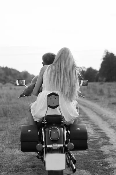 Casal feliz viajando em uma motocicleta . — Fotografia de Stock