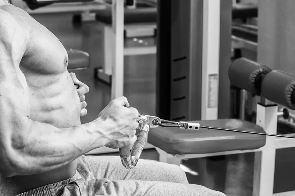 Un uomo molto forte è impegnato in palestra — Foto Stock