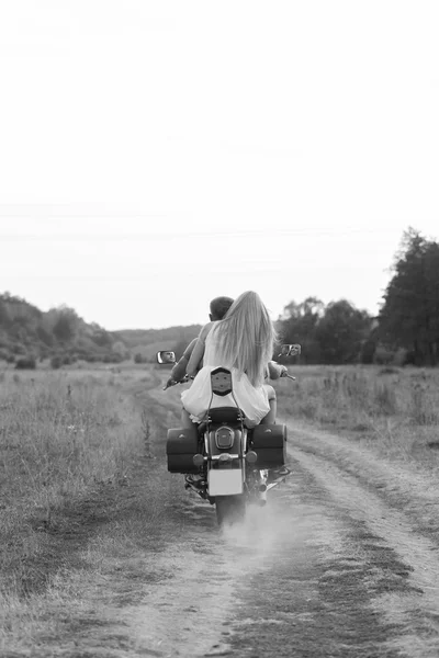 Glückliches Paar auf einem Motorrad unterwegs. — Stockfoto