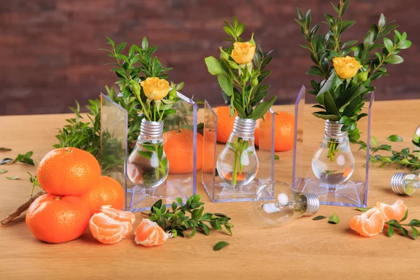 Mandarinas maduras y jugosas en una hermosa mesa. Frutas útiles, vitaminas. Hermosa naturaleza muerta con mandarinas . —  Fotos de Stock