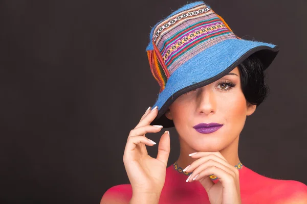 Schöne, helle, kreative Make-up-Mädchen. lustige Brünette mit Hut. das emotionale, lebendige Bild des Mädchens. — Stockfoto