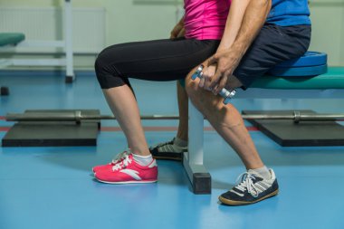 Genç çift müşterek eğitim oturumunda jimnastik salonu. Karşılıklı yardım çalışmaları taşıyan. Uygun egzersiz. Fotoğraflar sportif ve sosyal dergiler, posterler ve Web siteleri için.