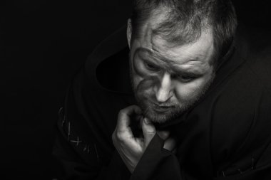 Güzel ve büyüleyici oyun tiyatro aktör kamera. Siyah ve beyaz fotoğraf aktör karanlık bir arka plan üzerinde bir dilenci kılığında. Dekore edilmiş sahne görüntü ve profesyonel makyaj.