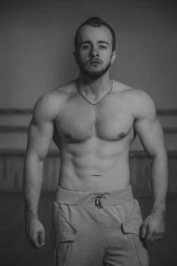 Kameraya poz yakışıklı atletik erkek