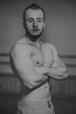 Kameraya poz yakışıklı atletik erkek