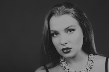 Karanlık bir arka plan üzerinde bir şık elbiseli seksi esmer