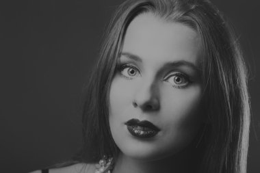 Karanlık bir arka plan üzerinde bir şık elbiseli seksi esmer