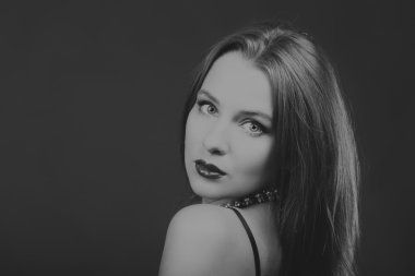 Karanlık bir arka plan üzerinde bir şık elbiseli seksi esmer