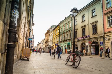 Krakow, Polonya - 28 Eylül 2015: Krakow en çok ziyaret edilen Polonya'da yabancı turistler ve Polonyalılar arasında bir şehirdir.