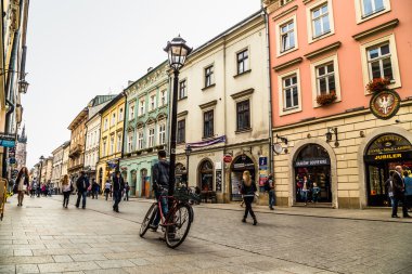 Krakow, Polonya - 28 Eylül 2015: Krakow en çok ziyaret edilen Polonya'da yabancı turistler ve Polonyalılar arasında bir şehirdir.