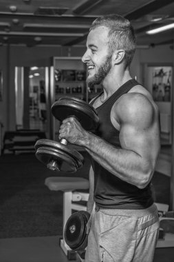 Adam jimnastik salonu. Egzersiz halter kılıyor. Spor, güç, halter, gerginlik, egzersiz - sağlıklı bir yaşam tarzı kavramı. Fitness ve spor hakkında makale.