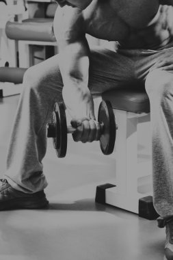 Adam jimnastik salonu. Halter alıştırmalar kılıyor.