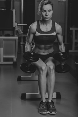 Spor sarışın. Güzel güçlü kız. Bodyfitness, kadın fitness. Kadın spor yapıyor. Güzellik, sağlık ve spor. Vücut geliştirmeci genç yetişkin seksi kız